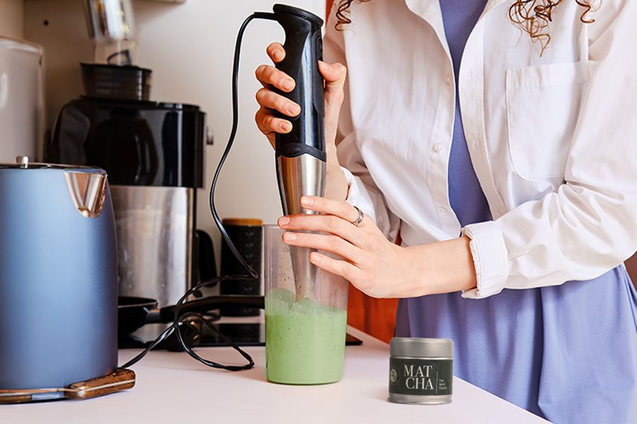 Tè matcha con un frullatore da cucina