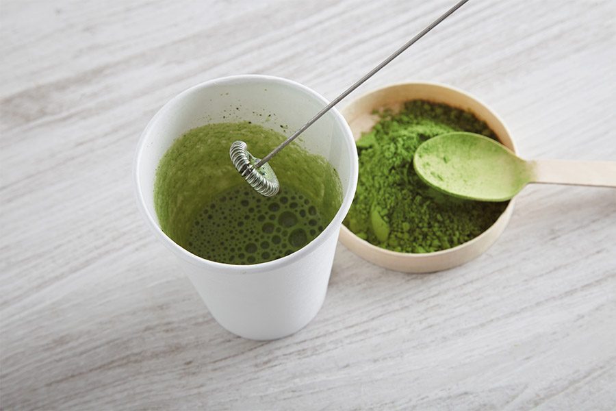 Tè matcha con frullino elettrico